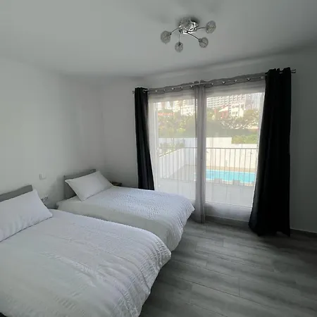 Feliz - Large - Pool