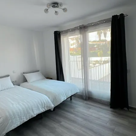 Feliz - Large - Pool